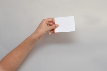 Una mano con una tarjeta en blanco