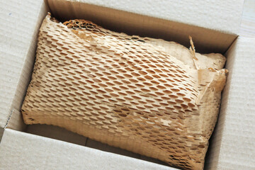 Eco friendly brown paper honeycomb wrap for product packaging parcel carton box - obrazy, fototapety, plakaty