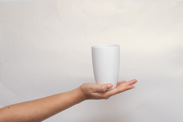 Sosteniendo una taza blanca