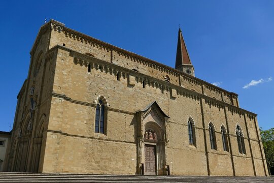 La façade de la cathédrale San Donato d’Arezzo