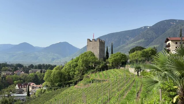 Fr&uuml;hlingszauber in Meran: Entdecken Sie den Tappeinerweg und den Pulverturm unter strahlend blauem Himmel in S&uuml;dtirol