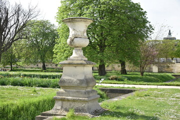 Obraz premium Vase en marbre au jardin des Tuileries à Paris. France