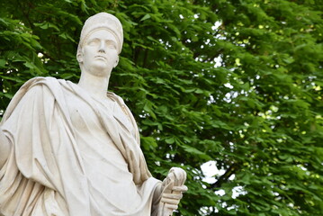 Statue d'Aggrippine en marbre au jardin des Tuileries à Paris. France - 783287929