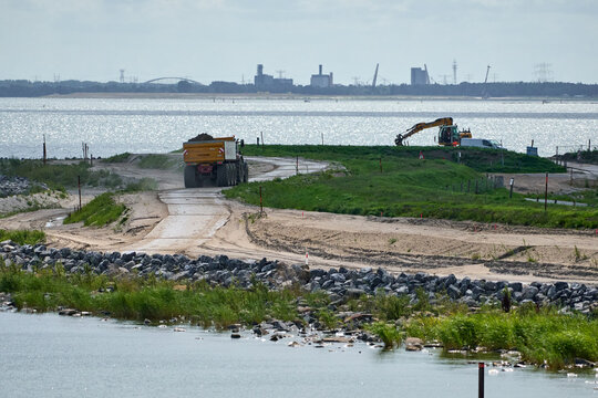 Revetment for raising dike to defend global warming sea level rise