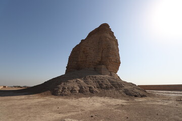 Fototapeta na wymiar ziggurat of akarkuf and big rock with blue sky in Baghdad
