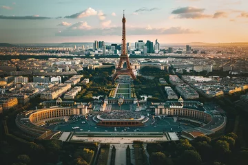Gardinen Majestic Eiffel Tower standing tall over Paris with panoramic city views in the golden hour light © Óscar