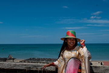joven guajira de la etnia wayuu, quienes viven al norte de Colombia, tienen su propia cultura, su lengua, sus comidas, sus costumbres, sus vestidos etc.  - obrazy, fototapety, plakaty