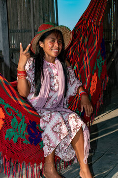 mujer ind&iacute;gena de la etnia wayuu, posando para mi lente en la alta guajira, en el cabo de la vela, Uribia, lugar de hermosos atardeceres, bella bahia, los wayuu tienen su propia cultura, lengua, etc