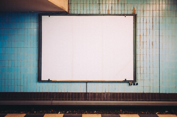 Werbetafel neutral in U-Bahnhof  Mockup für Plakatwand Großflächen Plakat