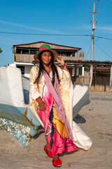 joven guajira de la etnia wayuu, quienes viven al norte de Colombia, tienen su propia cultura, su lengua, sus comidas, sus costumbres, sus vestidos etc. 
