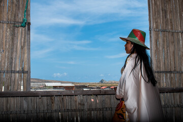 joven guajira de la etnia wayuu, quienes viven al norte de Colombia, tienen su propia cultura, su...