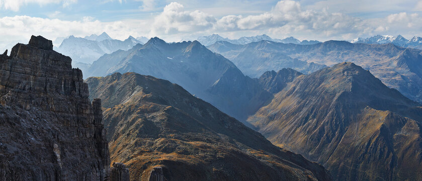 Kurz unter der Schlicker Seespitz tut sich ein herrlicher Blick &uuml;ber die herbstlichen Sellrainer und Stubaier Berge auf.