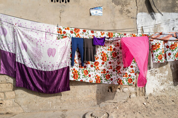 du linge sèche sur une plage polluée dans le quartier de Hahn pêcheur à Dakar au Sénégal en Afrique