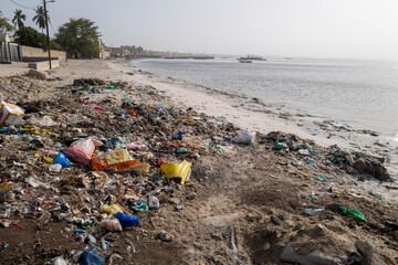 une plage polluée dans le quartier de Hahn pêcheur à Dakar au Sénégal en Afrique