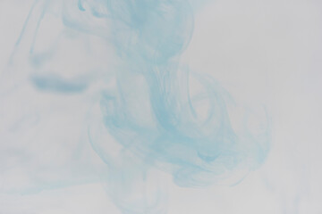 薄い青色の絵の具を溶かした水が滲んでいくイメージ
