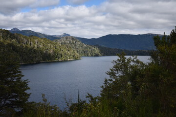 Fototapeta premium Lago con montañas y bosque
