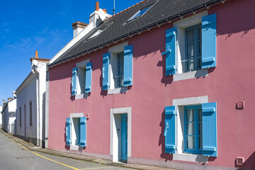Fototapeta na wymiar Sauzon in Belle-Ile, Brittany, typical street in the village, with colorful houses 