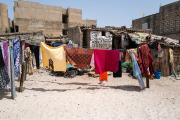 du linge sèche étendu sur un fil dans le port de pêche traditionnel de Dakar au Sénégal en...