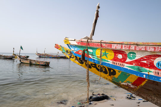 pirogues dans le quartier des p&ecirc;cheurs traditionnels &agrave; Dakar au S&eacute;n&eacute;gal en Afrique de l'Ouest