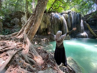 person sitting on the tree, mata jitu waterfalls