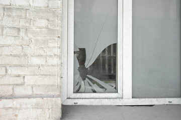 Broken window in an old building - obrazy, fototapety, plakaty