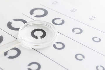 視力検査表と虫メガネ　視力検査のイメージ素材