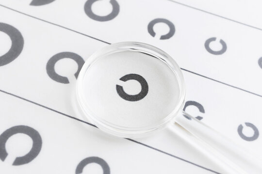 視力検査表と虫メガネ　視力検査のイメージ素材