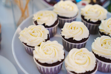 Cupcakes with cream for the festive table. 