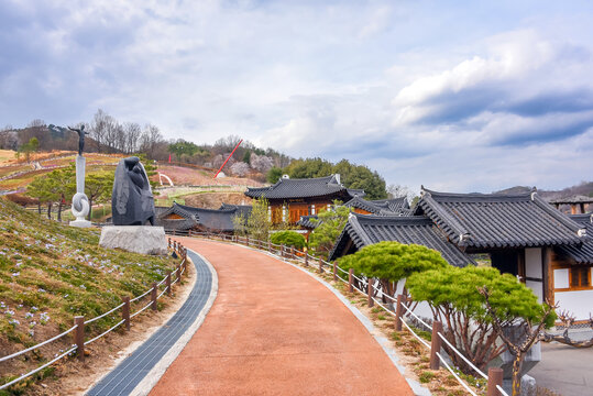 2022. 4. 2. 대한민국 경상남도 산청군에서 촬영, 목아목조각장전수관이 보이는 생초국제조각공원의 전경-Overview of Saengcho International Sculpture Park with Moga Wood Sculpture Workshop and Training Center in view, Sancheong, South Korea