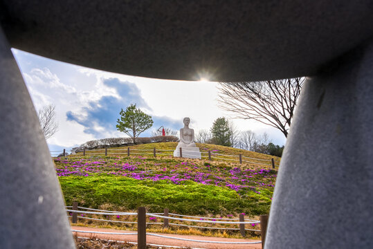 2022. 4. 2. 대한민국 경상남도 산청군에서 촬영, 조형물 '님에게'가 보이는 생초국제조각공원의 풍경-Landscape of Saengcho International Sculpture Park with the sculpture 'To You' in view, Sancheong, Gyeongsangnam-do, South Korea