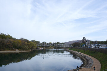 Obraz premium Okayama, Japan - December 9, 2023: Okayama castle and Asahi River in Okayama city