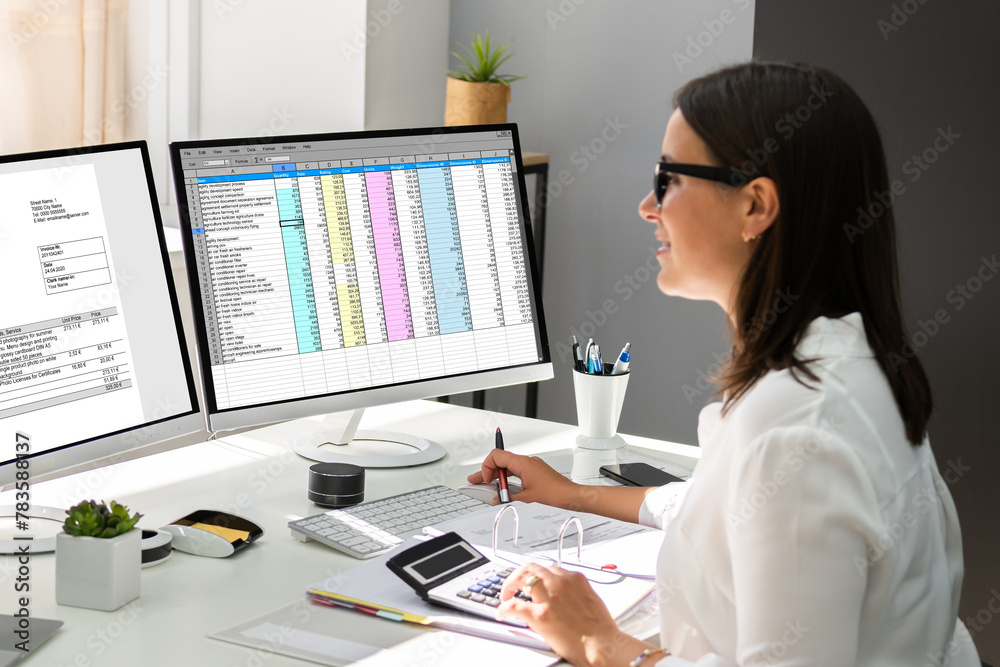 Aufkleber online taxes and invoice using computer