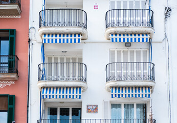 Balkone eines Hotels an der Strandpromenade in Sitges, Spanien