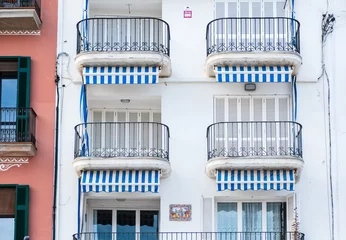 Foto auf Leinwand Balkone eines Hotels an der Strandpromenade in Sitges, Spanien © Robert Poorten