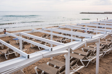 Leere Liegen am Strand von Sitges, Spanien