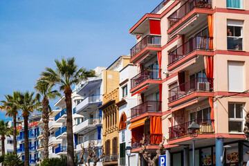 Fototapeta premium Häuserzeile an der Strandpromenade in Sitges, Spanien