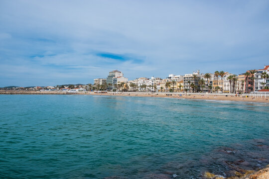 Strand und Promenade in Sitges, Spanien