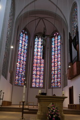 FU 2023-02-18 Siegburg 194 Buntes langes Fenster in einer Kirche