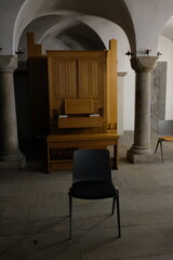 FU 2023-02-18 Siegburg 282 Vor der Orgel steht ein Stuhl