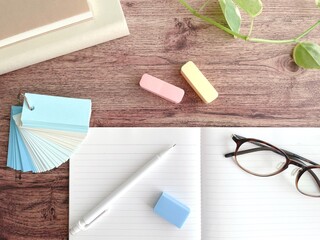 勉強している机の上のイメージ
