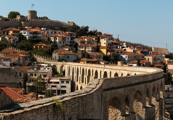 Obraz premium Beautiful view of city of Kavala in Greece with the Greek flag on the castle and old urban buildings