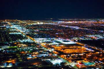 Fototapeta premium Aerial of the street lights of the cityscape of Las Vegas at night captured from an observation deck