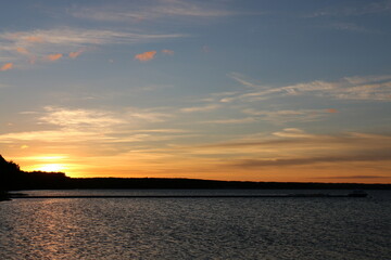 Naklejka premium Lighting and color of the sky above the horizon at sunset.