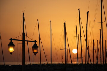 Lighting and color of the sky above the horizon at sunset.