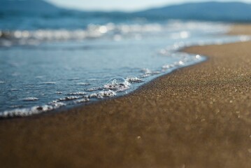 Selective focus of a sea with waves coming toward the beach