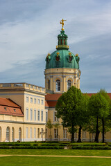 Fototapeta na wymiar Turm vom Schloss Charlottenburg im Frühling mit grünen Bäumen
