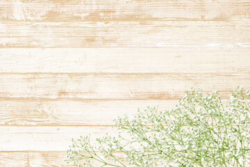 シャビー塗装の白いウッドデッキと、かすみ草の背景