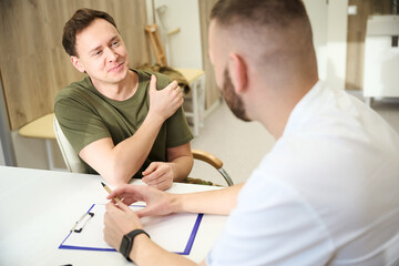 Obraz premium Man is complaining of upper arm pain to traumatologist