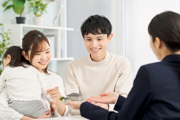 Fototapeta premium 不動産の案内を受ける家族