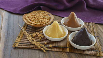 赤味噌や白味噌など様々な種類の味噌・日本の味噌イメージ｜原材料の大豆と米(稲穂)